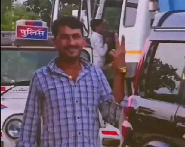 REEL का चस्का- पुलिस की जीप में बैठ बनाई वीडियो- वायरल होते ही.... REEL का चस्का- पुलिस की जीप में बैठ बनाई वीडियो- वायरल होते ही....