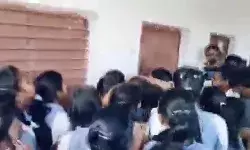 इंटर कॉलेज के शौचालय में स्पाई कैमरा- मोबाइल से कनेक्ट कर बन रही थी... इंटर कॉलेज के शौचालय में स्पाई कैमरा- मोबाइल से कनेक्ट कर बन रही थी...