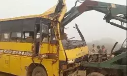 रॉन्ग साइड से आ रहा लोडर स्कूली बस से टकराया- दर्जनों छात्राएं घायल रॉन्ग साइड से आ रहा लोडर स्कूली बस से टकराया- दर्जनों छात्राएं घायल
