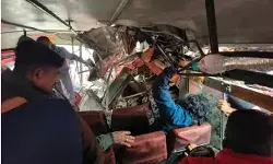 आमने सामने की टक्कर में रोडवेज बस और ट्रक ड्राइवर की मौत