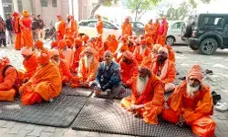 तलवार लेकर साधु संतों का कलेक्ट्रेट में जोरदार हंगामा- अफसरों की.... तलवार लेकर साधु संतों का कलेक्ट्रेट में जोरदार हंगामा- अफसरों की....