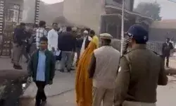 हुड़दंग के बाद SSP पहुंचे ककरौली- पुलिस ने भीड़ को खदेड़ा- वोटिंग शुरू हुड़दंग के बाद SSP पहुंचे ककरौली- पुलिस ने भीड़ को खदेड़ा- वोटिंग शुरू