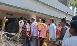 सत्ताधारी दल के पक्ष में मतदान करने वाला अफसर अरेस्ट! सत्ताधारी दल के पक्ष में मतदान करने वाला अफसर अरेस्ट!