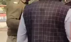 मीरापुर उपचुनाव- AIMIM प्रत्याशी की पुलिस से नोकझोंक- बेटे को लिया... मीरापुर उपचुनाव- AIMIM प्रत्याशी की पुलिस से नोकझोंक- बेटे को लिया...