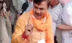 पोलिंग बूथ पर हंगामा- भाजपा प्रत्याशी की गाड़ी पर पथराव पोलिंग बूथ पर हंगामा- भाजपा प्रत्याशी की गाड़ी पर पथराव