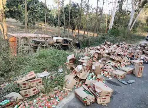 दारू की पेटियां सड़क पर बिखरी देख खिली बांछे -पुलिस ने फेर दिया.. दारू की पेटियां सड़क पर बिखरी देख खिली बांछे -पुलिस ने फेर दिया..