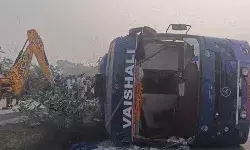 यात्रियों से भरी बस बेकाबू होकर पलटी- 6 पैसेंजर्स की चली गई जान