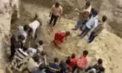 मिट्टी धंसने से मलबे के नीचे दबे मजदूर- पुलिस ने लोगों की मदद से...