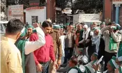 दफ्तर में DM के नहीं मिलने से भड़के किसानों ने लगाया जाम- सड़क पर.... दफ्तर में DM के नहीं मिलने से भड़के किसानों ने लगाया जाम- सड़क पर....