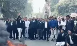 वकील के मर्डर को लेकर बवाल- सड़क पर आगजनी व नारेबाजी- छावनी बना.. वकील के मर्डर को लेकर बवाल- सड़क पर आगजनी व नारेबाजी- छावनी बना..