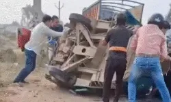 तेज रफ्तार ट्रक ने स्कूली बच्चों के ऑटो में मारी टक्कर- 4 बच्चों की...