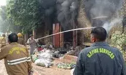 कबाड़ गोदाम में आग से लाखों का नुकसान- बड़ी संख्या में... कबाड़ गोदाम में आग से लाखों का नुकसान- बड़ी संख्या में...