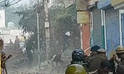 मस्जिद के सर्वे के दौरान हंगामा- किया पथराव- पुलिस ने बजाई लाठियां मस्जिद के सर्वे के दौरान हंगामा- किया पथराव- पुलिस ने बजाई लाठियां