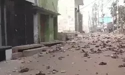 संभल में उग्र भीड़ का तांडव- किया जमकर पथराव- फूंक डाली गाड़ियां संभल में उग्र भीड़ का तांडव- किया जमकर पथराव- फूंक डाली गाड़ियां