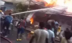 कोलकाता में भीषण आग- कम से कम 10 घर जलकर हुई खाक कोलकाता में भीषण आग- कम से कम 10 घर जलकर हुई खाक