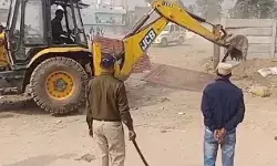 CM के बुलडोजर की दहाड- आजाद कराई 100 करोड की जमीन CM के बुलडोजर की दहाड- आजाद कराई 100 करोड की जमीन
