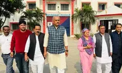 बेटी के साथ नसीम सोलंकी पति से मुलाकात करने पहुंची- जेल में रो पड़े... बेटी के साथ नसीम सोलंकी पति से मुलाकात करने पहुंची- जेल में रो पड़े...