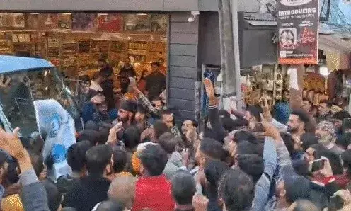 रोपवे प्रोजेक्ट के खिलाफ हिंसक प्रदर्शन- जमकर हुई पत्थर बाजी रोपवे प्रोजेक्ट के खिलाफ हिंसक प्रदर्शन- जमकर हुई पत्थर बाजी