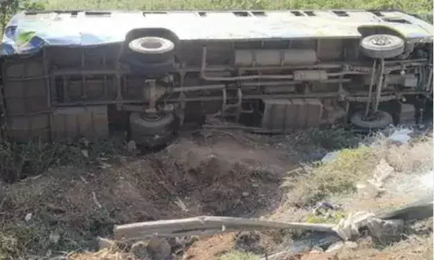 पिकनिक पर जा रहे बच्चों से भरी बस पलटी- सातवीं कक्षा के छात्र की मौत