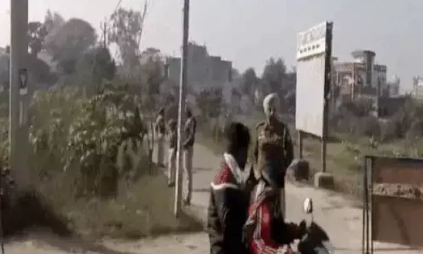 गैंगस्टर की पुलिस के साथ मुठभेड़-पुलिस की गाड़ी देखते ही की फायरिंग