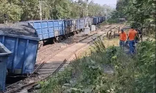 ट्रैक पर दौड़ती मालगाड़ी डिरेल- इंजन समेत पटरी से उतरकर पलटे 23 डिब्बे