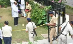 क्लबों के बाहर ब्लास्ट- बाइक सवारों ने किए धमाके- टूट कर बिखरे शीशे क्लबों के बाहर ब्लास्ट- बाइक सवारों ने किए धमाके- टूट कर बिखरे शीशे