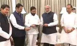 राजभवन पहुंचे मुख्यमंत्री ने गवर्नर को सौपा इस्तीफा- नए सीएम के नाम... राजभवन पहुंचे मुख्यमंत्री ने गवर्नर को सौपा इस्तीफा- नए सीएम के नाम...