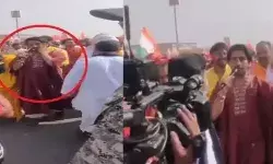 बाबा बागेश्वर पर हमला- भीड़ से निकलकर अंजाम दी गई वारदात