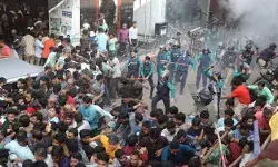 छात्रों के प्रदर्शन से हिली सरकार- उग्र छात्रों को रोकने को बुलाई सेना छात्रों के प्रदर्शन से हिली सरकार- उग्र छात्रों को रोकने को बुलाई सेना