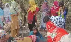 ड्राइवर से बात कर रही महिला- अचानक से पलटा डंपर और फिर