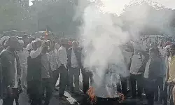 पानी के बंटवारे को लेकर बवाल- सड़क पर उतरे किसान- MLA के घर का रास्ता पानी के बंटवारे को लेकर बवाल- सड़क पर उतरे किसान- MLA के घर का रास्ता