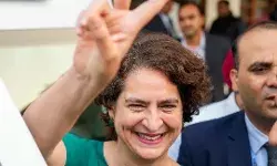 संविधान हाथ में लेकर प्रियंका गांधी ने ली संसद की शपथ