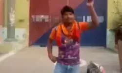 आजाद होने की खुशी में कैदी ने जेल से बाहर कदम रखते ही किया ऐसा काम आजाद होने की खुशी में कैदी ने जेल से बाहर कदम रखते ही किया ऐसा काम