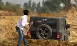 स्टंट के लिए THAR पर मिट्टी चढ़ाकर पब्लिक की आंखों में झोंकी धूल