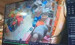 बेख़ौफ़ चोर की चौकी पुलिस को सलामी- दुकान का शटर तोड़ लाखों किये चोरी बेख़ौफ़ चोर की चौकी पुलिस को सलामी- दुकान का शटर तोड़ लाखों किये चोरी