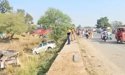 तेज रफ्तार कार ने टेंपो में मारी टक्कर - पांच लोगों की मौत- 6 नाजुक तेज रफ्तार कार ने टेंपो में मारी टक्कर - पांच लोगों की मौत- 6 नाजुक