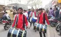 ढोल नगाड़े बजाती पहुंची पुलिस ने गैंगस्टर की 1 करोड़ की संपत्ति की जब्त ढोल नगाड़े बजाती पहुंची पुलिस ने गैंगस्टर की 1 करोड़ की संपत्ति की जब्त