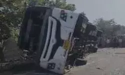 बस पलटने से एक दर्जन से अधिक श्रद्धालु हुए घायल बस पलटने से एक दर्जन से अधिक श्रद्धालु हुए घायल