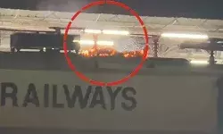 एक्सप्रेस ट्रेन पर लगाई छलांग- जिंदा जला व्यक्ति- मचा हडकम्प एक्सप्रेस ट्रेन पर लगाई छलांग- जिंदा जला व्यक्ति- मचा हडकम्प