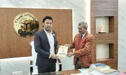 कर्नल ने डीएम के सीने पर लगाया सशस्त्र सेना झंडा प्रतीक कर्नल ने डीएम के सीने पर लगाया सशस्त्र सेना झंडा प्रतीक