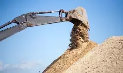 किसान की अनुमति के बिना कर रहे थे खेत में अवैध खनन - पहुंचे किसान तो..