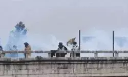 पुलिस ने किसानों पर छोड़े आंसू गैस के गोले- किसान घायल पुलिस ने किसानों पर छोड़े आंसू गैस के गोले- किसान घायल