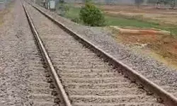एकमा स्टेशन के रेलवे ट्रैक से एक व्यक्ति का शव हुआ बरामद