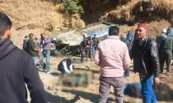 अनियंत्रित बस गिरी 200 फीट गहरी खाई में, उड़े परख़च्चे- चालक की मौत