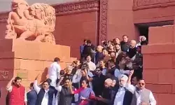 विपक्ष का सरकारी संपत्ति बेचने के आरोप में संसद भवन में प्रदर्शन विपक्ष का सरकारी संपत्ति बेचने के आरोप में संसद भवन में प्रदर्शन