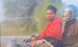 हथकड़ी लगाकर बाइक चलाता दिखाई दिया युवक- सिपाही हेलमेट पहने बैठा पीछे हथकड़ी लगाकर बाइक चलाता दिखाई दिया युवक- सिपाही हेलमेट पहने बैठा पीछे