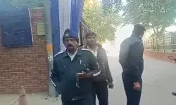 दिल्ली के 4 स्कूलों को बम से उड़ाने की धमकी-अभिभावकों में मचा हड़कंप दिल्ली के 4 स्कूलों को बम से उड़ाने की धमकी-अभिभावकों में मचा हड़कंप