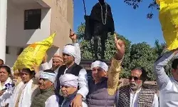 विधानसभा के बाहर कांग्रेस विधायक काट रहे बवाल- भीतर नए विधायक.... विधानसभा के बाहर कांग्रेस विधायक काट रहे बवाल- भीतर नए विधायक....