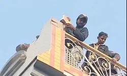 46 साल बाद खुले मंदिर के बराबर में बने मकान के छज्जे पर बजा हथोड़ा 46 साल बाद खुले मंदिर के बराबर में बने मकान के छज्जे पर बजा हथोड़ा