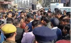 मुस्लिम तबला वादक की मूर्ति को लेकर बवाल- BJP और हिंदू संगठन के लोग... मुस्लिम तबला वादक की मूर्ति को लेकर बवाल- BJP और हिंदू संगठन के लोग...